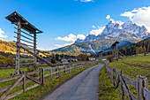 Europa, Italien, Südtirol, Bozen, Trockenständer für Heu in der Landschaft des Sexten Tales, Dolomiten