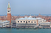 Europa, Italien, Venetien, Venedig, St, Mark Glockenturm und Platz, Dogenpalast und Kuppeln von St. Markus Basilika