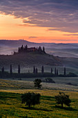 Europa, Italien, Belvedere Bauernhaus in der Morgendämmerung, Provinz Siena, Toskana Bezirk