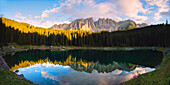 Carezza See bei Sonnenuntergang, Provinz Bozen, Trentino Alto Adige Bezirk, Italien, Europa