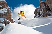 Skifahrer springt in den frischen Schnee umrahmt von den felsigen Gipfeln der Cinque Torri Cortina D'Ampezzo Dolomiten Belluno Veneto Italien Europa