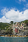 Bunte Häuser und typische Architektur des Riomaggiore Cinque Terre Nationalpark Provinz La Spezia Ligurien Italien Europa