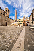 Historische Gebäude und Obelisk der alten Piazza Federico II Jesi Provinz Ancona Marche Italien Europa