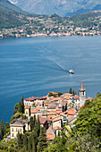 Das typische Dorf Varenna umgeben von dem blauen Wasser des Comer See und Gärten Provinz Lecco Lombardei Italien Europa