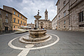 Der dekorierte Brunnen umrahmt die Kathedrale im Arringo Platz Ascoli Piceno Marche Italien Europa