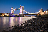 Nachtansicht der Tower Bridge spiegelt sich in der Themse London Großbritannien