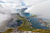 Draufsicht auf Seen und Meer unter dem bewölkten Himmel im Sommer Reinebringen Moskenes Lofoten Inseln Norwegen Europa