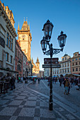 Das Licht des Sonnenuntergangs auf dem Glockenturm der Kathedrale des Heiligen Vitus Prag Tschechische Republik Europa