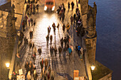 Menschen auf der historischen Karlsbrücke auf Moldau, Moldava Prag Tschechien Europa