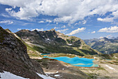 Wolken und Sonne auf türkisfarbenen Seen umrahmt von felsigen Gipfeln Joriseen Jörifless Pass Kanton Graubünden Engadin Schweiz Europa