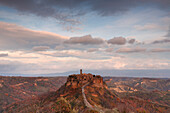 Europa, Italien, Lazio, Viterbo Bezirk, Civita von Bagnoregio bei Sonnenuntergang