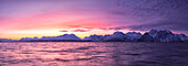Panoramablick auf die Gipfel mit Blick auf den Fjord, Nordmannvik, Kafjord, Lyngen Alpen, Troms, Norwegen, Lappland, Europa