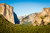 Yosemite Valley, Kalifornien, USA, Half Dome und El Capitan aus der Tunnelansicht