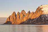Sonnenuntergang bei Tungeneset, Berg, Senja, Norwegen, Europa