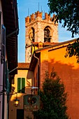 Rovato, Lombardei, Franciacorta, Provinz Brescia, Italien, Sonnenuntergang über dem Rovato-Kirchturm und ein Schild eines typischen Brescia-Restaurants