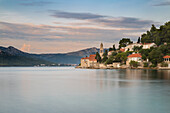 Das Kloster Sveti Nikola bei Sonnenuntergang, Korcula, Insel Korcula, Kreis Dubrovnik-Neretva, Dalmatien, Kroatien, Europa