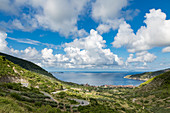 Blick auf Komiza Dorf und seine Bucht, Komiza, Vis, Vis Insel, Split-Dalmatien Grafschaft, Dalmatien Region, Kroatien, Europa