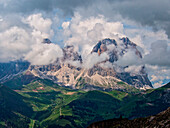 Italien, Trentino, Dolomiten, Sass Pordoi Berg in den Wolken