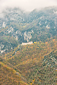 S, Girolamo Einsiedelei im Wald im Herbst, Monte Cucco NP, Appenninen, Umbrien, Italien