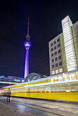 Langzeitbelichtung nahe Alexanderplatz Bahnhof und Fernsehturm in Berlin Mitte, Deutschland