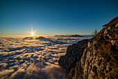 Sonnenuntergang über dem Nebel, Coltignone Mount, Piani Resinelli, Lecco Provinz, Lombardei, Italien, Europa