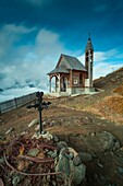Die Kirche der Alpini auf der Spitze des Col di Lana, Dolomiten