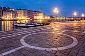 Europa, Italien, Venetien, Venedig, Die ikonische venezianische Gondel auf dem Canal Grande im Morgengrauen