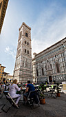Touristen mit Mittagessen in den typischen Restaurants mit Blick auf die Giotto Campanile Florenz Toskana Italien Europa