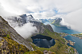 Draufsicht auf Seen und Meer unter dem Bewölkten Himmel im Sommer Reinebringen Moskenes Lofoten Inseln Norwegen Europa