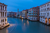 Dämmerung Lichter auf dem Canal Grande umgeben von historischen Gebäuden und Häusern Venedig Venetien Italien Europa