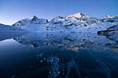 Eisblasen rahmen die schneebedeckten Gipfel spiegelt sich im Lago Bianco Bernina Pass Kanton Graubünden Engadin Schweiz Europa