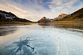 Sonnenuntergang am gefrorenen Lej Nair umgeben von felsigen Gipfeln Bernina Pass Kanton Graubünden Engadin Schweiz Europa