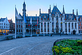Blaue Lichter der Dämmerung auf dem gotischen Palast des Provinciaal Hofs auf dem Marktplatz Brügge Westflandern Belgien Europa