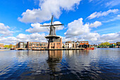 Blick auf Windmühle De Adriaan spiegelt sich im Kanal des Flusses Spaarne Haarlem Nordholland Niederlande Europa