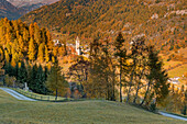 Kirche S, Lucia im Herbst, Europa, Italien, Trentino Region, Trento Bezirk, Pejo Tal, Comasine Stadt