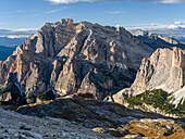 Berg Conturines und die Fanes Berge hoch über Alta Badia in den Dolomiten. Die Dolomiten sind als UNESCO-Welterbe aufgeführt. Europa, Mitteleuropa, Italien, Oktober.