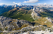 Marmolada, die Königin der Dolomiten. Im Vordergrund Valparola Bergstraße und Gebirgspass. Die Dolomiten sind als UNESCO-Welterbe aufgeführt. Europa, Mitteleuropa, Italien.