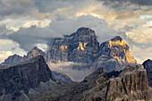 Die Dolomiten im Venetien. Monte Pelmo, Averau, Nuvolau und Ra Gusela im Hintergrund. Die Dolomiten sind als UNESCO-Welterbe aufgeführt. Europa, Mitteleuropa, Italien.