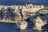 Blick auf Bonifacio auf der Steilküste, Südkorsika, Korsika, Südfrankreich, Frankreich, Südeuropa, Europa