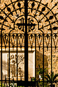 Der Eingang zum Hof der Pfarrkirche St. Bartholomäus, Sóller, Mallorca, Spanien