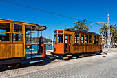 Die berühmte uralte Straßenbahn zwischen Port de Sóller und Sóller auf der Promenade im Hafen, Port de Sóller, Mallorca, Spanien