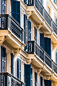 Die Fassade mit Balkonen eines der prächtigen Häuser in der Altstadt, Palma de Mallorca, Mallorca, Spanien