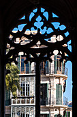 Blick aus dem Fenster des historischen Gebäudes Llotja dels Mercaders auf ein prachtvolles Haus in der Altstadt, Palma de Mallorca, Mallorca, Spanien