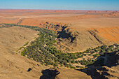 Luftaufnahme einer grünen Schlucht am Rande der Namib-Wüste, Namibia, Afrika
