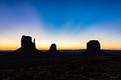 Monument Valley in der Dämmerung, Navajo Tribal Park, Arizona, Vereinigte Staaten von Amerika, Nordamerika