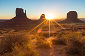 Sonnenaufgang am Monument Valley, Navajo Tribal Park, Arizona, Vereinigte Staaten von Amerika, Nordamerika