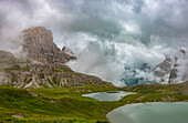 Piani-Seen und Scarpieri-Gipfel an einem nebligen und bewölkten Tag, Dolomiten, Südtirol, Italien, Europa