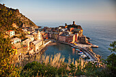 Vernazza im Sonnenuntergang Lichter, Cinque Terre Nationalpark, UNESCO Weltkulturerbe, Ligurien, Italien, Mittelmeer, Europa
