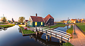 Panorama von Holzhäusern und Windmühlen des typischen Dorfes Zaanse Schans in der Dämmerung, Nordholland, Niederlande, Europa