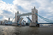 Tower Bridge mit großem Schiff mit dem Londoner Rathaus und dem Shard im Hintergrund, London, England, Großbritannien, Europa